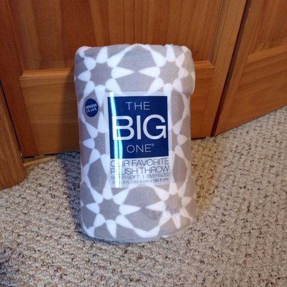 Plush throw blanket. 5 by 6 feet. Super soft! - Picture 2 of 8